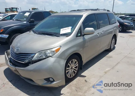 2015 Toyota Sienna Xle 8 Passenger z USA, uszkodzony, nr VIN 5TDYK3DC0FS688591